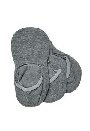 Trois paires de chaussettes grises basses no-show empilées, en tissu maille doux avec des bandes élastiques sur l'ouverture supérieure.