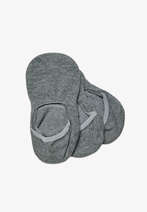 Trois paires de chaussettes grises basses no-show empilées, en tissu maille doux avec des bandes élastiques sur l'ouverture supérieure.