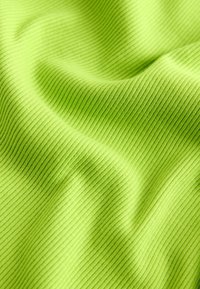 Grüner gerippter Stoff mit feinen vertikalen Streifen, glatter Textur und leichtem Glanz. Das Material wirkt leicht und flexibel.