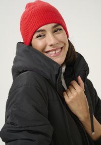 Kaffe Beanie - fiery red