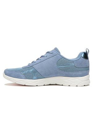 Himmelblauer Sportschuh aus Mesh- und Wildledermaterialien, runde Zehenpartie, flache Sohle und kurzer Fersenlasche. Verfügt über eine weiße Gummisohle.
