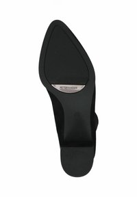 Scarpa con tacco alto in suede nero, con punta affusolata e suola liscia. Presenta un accento metallico con il nome del marchio "PETER KAISER" inciso.