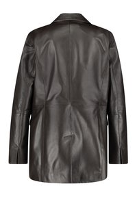 Ciemnobrązowy skórzany płaszcz o wyraźnej konstrukcji, szerokich klapach i długich rękawach. Charakteryzuje się widocznym przeszyciem i rozcięciami przy mankietach.