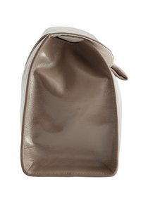 Beige Lederhandtasche mit glänzender Oberfläche, strukturiertem Design und umschlagbarem Deckel. Das Innere ist ungefüttert und geräumig mit weicher Textur.