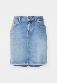 Lyseblå denimskjørt med en tettsittende design, fem lommer og synlig søm. Har en frontknapplukking og en frynset kant.