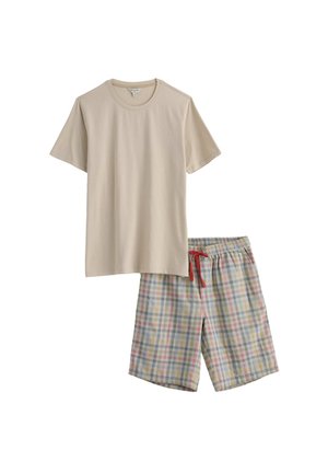Beżowy T-shirt z krótkim rękawem i okrągłym dekoltem, w połączeniu z wielokolorowymi, kraciastymi szortami do kolan z czerwonym sznurkiem w talii.
