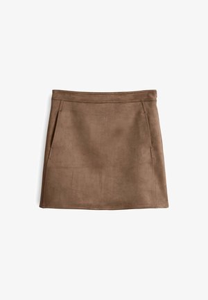 Jupe mini en daim marron avec une texture lisse, dotée de deux poches latérales et de détails cousus le long de la taille et de l'ourlet.