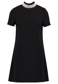 Svart kortärmad klänning med en figurnära silhuett, prydd med en glittrande pärlkrage och mjukt, slätt tyg.