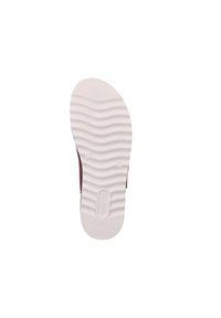 Braune Schuhsohle mit einer strukturierten weißen Gummibasis, die wellenförmige Linien und einen abgerundeten Absatz aufweist, geprägt mit dem Markennamen "remonte."