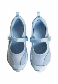 Scarpe da ginnastica azzurro chiaro con tomaia in tessuto liscio, punta arrotondata, cinturino elastico e soletta testurizzata. Presentano due linguette ad anello sul tallone.