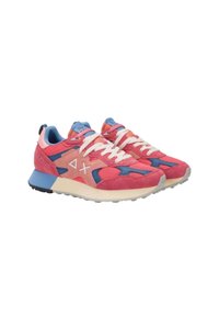 Un paio di scarpe da ginnastica athletic rosa, corallo e blu con lacci bianchi e suole crema, caratterizzate da un logo laterale con simboli a triangolo e "X".