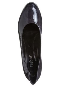 Chaussure plate pour femme noire et brillante avec un bout arrondi, étiquette de semelle intérieure visible "Gabor" et numéro de taille "4" à l'intérieur.