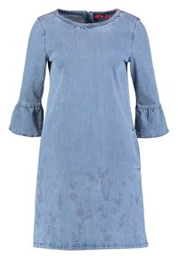 Vaaleansininen farkkumekko, jossa on pyöreä pääntie, kellotuvat hihat ja kukka-ompelukset helman kohdalla. Pehmeä kangas, jossa on hieman teksturoitu pinta.