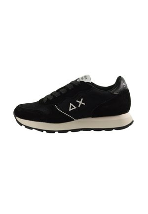 Baskets de sport noires avec semelle blanche, lacets noirs et logo blanc en triangle et X sur le côté, vues de l'extérieur.