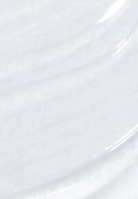 Assiette en céramique blanche avec une finition lisse et brillante. La surface présente de discrets motifs de marbrure et un bord légèrement courbé.