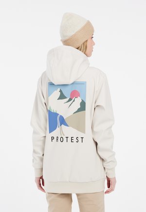 Witte hooded jack met een bergafbeelding op de achterkant, met een roze zon, blauwe accenten en het woord "PROTEST" in vette zwarte letters.
