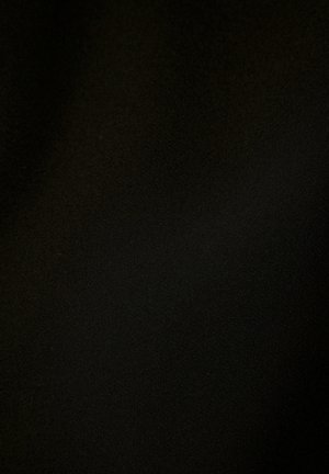 Czarna tkanina o gładkiej fakturze, prezentująca jednolity kolor bez wzorów czy dekoracji. Miękkie układanie z delikatnymi odbiciami światła.