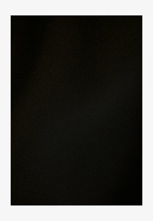 Tessuto nero con una texture liscia, che mostra un colore uniforme senza motivi o disegni. Caduta morbida con sottili riflessi di luce.