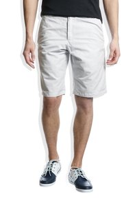 Shorts en coton gris clair avec une coupe décontractée et des poches latérales, portés avec des chaussures à lacets bleu marine et blanches.