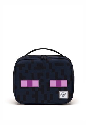 Marineblå madkasse med sort pixeleret mønster, to rektangulære lilla øjne, top-hank og Herschel-logoetiket i nederste hjørne.