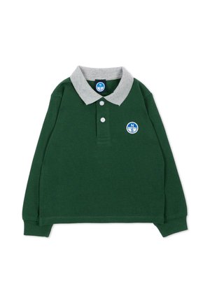 Polo de manga larga de color verde oscuro con cuello gris claro, dos botones blancos y un logo redondo azul y blanco en el pecho izquierdo.