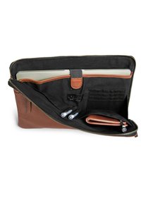 Brauner Leder-Laptop-Sleeve mit schwarzem Innenraum, Reißverschluss, verschiedenen Taschen für die Aufbewahrung und einem Riemen zur Sicherung von Geräten.