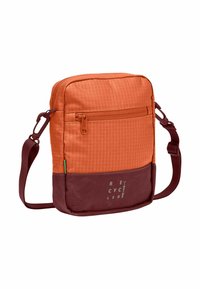 Borsa crossbody in tessuto arancione con fondo bordeaux, dotata di una tasca frontale con zip e dettaglio testuale "RECYCLED". Tracolla regolabile. Forma rettangolare.