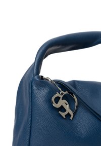 Borsa a tracolla in pelle blu texturizzata con manico curvo e chiusura con cerniera. Presenta un ciondolo con logo argentato attaccato al tirazip.