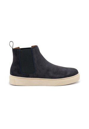 Stivale alla caviglia in suede grigio scuro con pannelli elastici laterali, dettagli in tonalità tan e suola in gomma bianca. Presenta un pratico pull tab sul retro per indossarlo facilmente.
