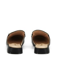 Scarpe nere senza lacci con suola piatta, retro aperto e tomaia in pelle liscia, dotate di soletta in pelle talpa e design minimalista.