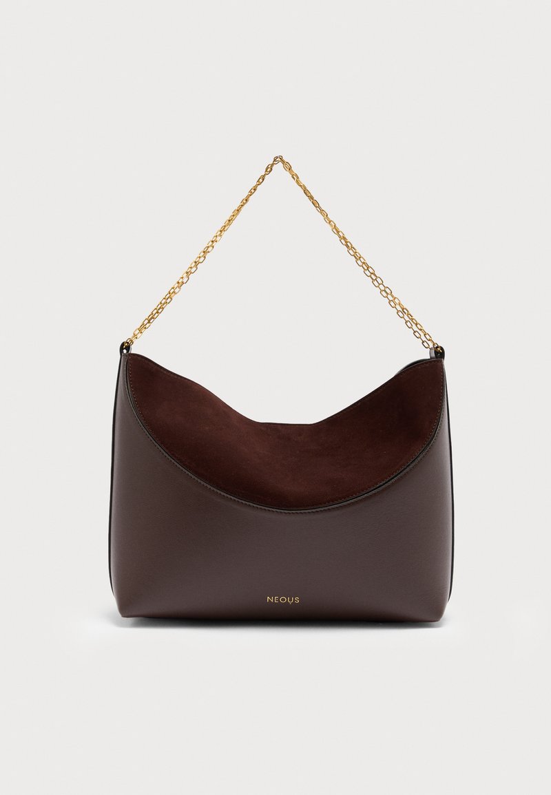 Σκουρό καφέ δερμάτινη τσάντα hobo με μαλακή σουέντ εσωτερική επένδυση, χρυσή αλυσίδα για λουρί ώμου και μικρό χρυσό λογότυπο "NEOUS" στο κέντρο μπροστά.