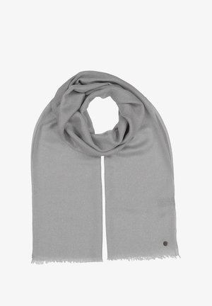 Svetlo sivi šal iz mehkega blaga, ki se ponaša s subtilnim sijajem, razmahanimi robovi in majhno oznako blagovne znamke na enem koncu.