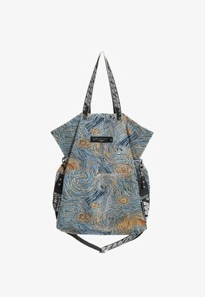 Bolsa tote con patrón remolino azul y beige inspirado en Starry Night, con correas de marca en blanco y negro y detalles metálicos.