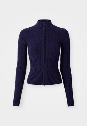 Marine kabelgebreide zip-up sweater met een hoge hals, geribbelde zoom en lange mouwen. Bevat textuuropties over het hele lichaam.