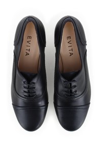 Schwarze Lederschuhe mit abgerundeter Spitze, Schnürverschluss und dekorativen Nähten entlang der Ränder. Das Innenfutter ist beige.