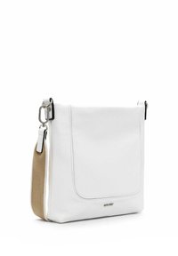 Borsa a tracolla bianca in pelle con una texture liscia, grande tasca frontale e una tracolla beige a contrasto. Presenta dettagli in metallo.