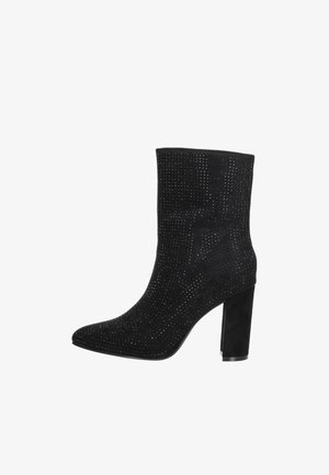 Schwarze Knöchel-Stiefel aus strukturiertem Wildleder mit einer spitzen Zehenform und einem Blockabsatz. Verfügt über ein durchbrochenes Design für zusätzlichen Detailreichtum.