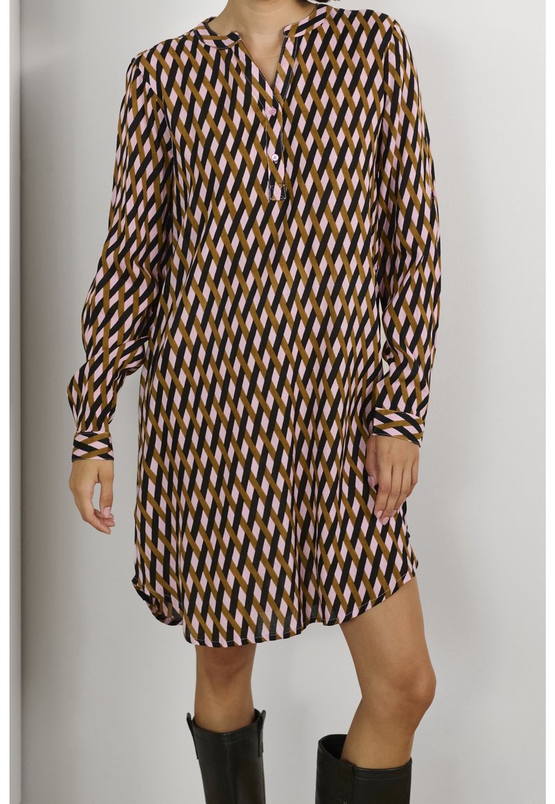 Langärmliges Kleid mit geometrischem Muster in Pink, Braun und Schwarz. Henley-Ausschnitt mit Knöpfen, fließende Form und leichtes Material.