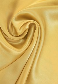 Tessuto di raso giallo con una texture liscia e lucida, che presenta una morbida caduta e una leggera lucentezza, disposto in morbide pieghe.
