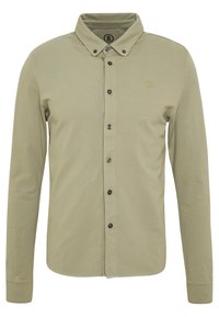 Olivově zelená košile s dlouhým rukávem, s límcem na knoflíky, černými knoflíky a malým logem na prsou. Hladká textura látky.