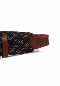Vlechtgordel in marineblauw en geel van textiel met bruine leren accenten en een logo-patch. Voorzien van een cilindrische gesp voor een verstelbare pasvorm.