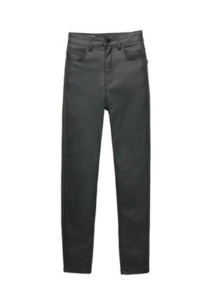 Zwarte leren-look broek met een slim fit, normale taillehoogte, vijf zakken en contrasterende stiksels. Soepele textuur met een hedendaags ontwerp.