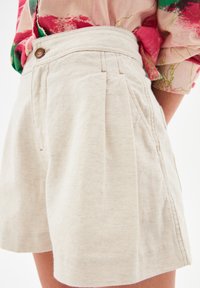 adL PLEAT DETAILED - Šortky - beige