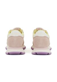 Zapatillas con un upper de ante rosa, acentos blancos y una suela de lavanda. Cuentan con un collar y talón acolchados, con el logo 'SUN68' en la parte trasera.