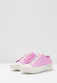Rosa lädercasual sneakers med vita gummisålar och runda tår. Har silverfärgade öglor och vita snör. Inkluderar varumärkesnamnet på sidan.