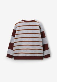 Grijze sweatshirt met bordeauxrode en oranje horizontale strepen. Ronde hals, lange mouwen en ribgebreide manchetten en zoom. Zachte textuur.