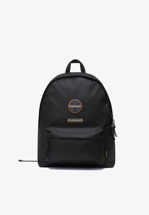 Schwarzer Napapijri Rucksack mit Frontreißverschlusstasche, Tragegriff oben und Logopatches auf einfachem weißem Hintergrund.