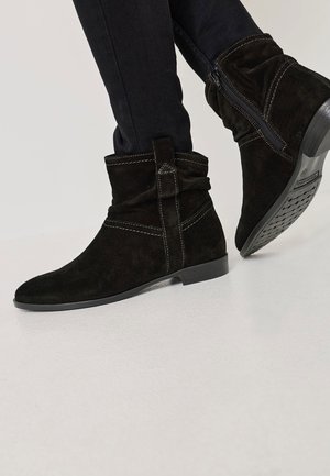 Tamaris Klassikalised poolsaapad - black