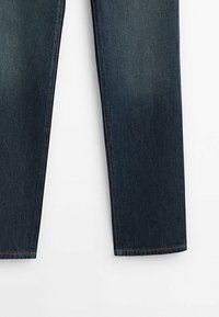 Jeans en denim bleu foncé avec une coupe droite, ornés de coutures oranges contrastantes et d'une légère décoloration sur le devant. Sans embellissements.