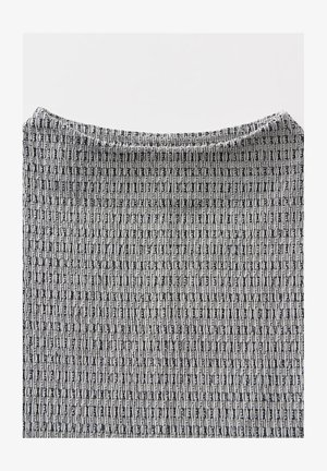 Strickoberteil mit einem grauen und schwarzen Muster sowie verlängerten Formen. Glatte Textur und ein weit ausgeschnittener Halsausschnitt mit subtilen Rippendetails.